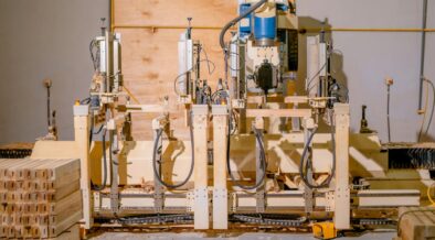 maszyna cnc a manualna masyzna produkcyjna