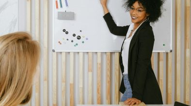 Jak kobiety mogą przełamać finansowe bariery i zacząć inwestować