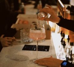 Polacy piją inaczej niż kiedyś: nie chcemy już „byle czego”. Ginnery Gin o tym, jak zmienia się polska kultura picia