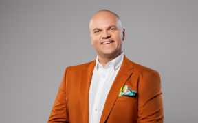 Bałagan w głowie kosztuje nas więcej niż myślimy. Jak uporządkować myśli w czasach przebodźcowania i zadbać o swój dobrostan?