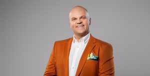 Bałagan w głowie kosztuje nas więcej niż myślimy. Jak uporządkować myśli w czasach przebodźcowania i zadbać o swój dobrostan?