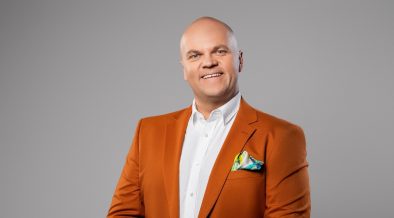 Bałagan w głowie kosztuje nas więcej niż myślimy. Jak uporządkować myśli w czasach przebodźcowania i zadbać o swój dobrostan?