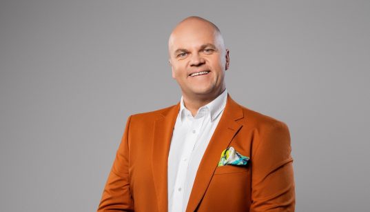 Bałagan w głowie kosztuje nas więcej niż myślimy. Jak uporządkować myśli w czasach przebodźcowania i zadbać o swój dobrostan?