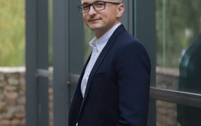 Smartfon w dłoni i… pogłębiające się kryzysy. Co dorośli przestali zauważać u dzieci?