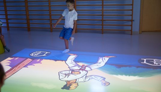 badania-potwierdzaja-polska-interaktywna-podloga-magiczny-dywan-kinebi-skutecznie-wspiera-funkcje-poznawcze-dzieci