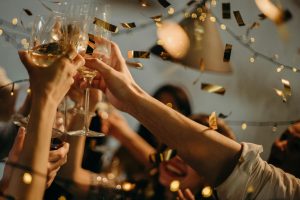 https://dailynet.pl/od-niebieskiej-matchy-po-performatywne-wesela-5-trendow-ktore-w-2026-roku-zmienia-nasze-wspolne-chwile/