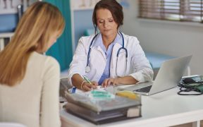 Polki nie mogą dłużej czekać na standardy, które w Europie obowiązują od lat. Diagnostyka najsłabszym ogniwem opieki onkologicznej nad kobietami w Polsce