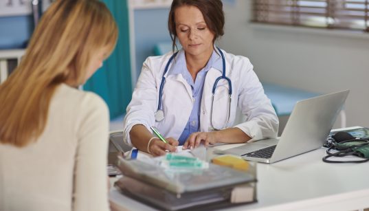 Polki nie mogą dłużej czekać na standardy, które w Europie obowiązują od lat. Diagnostyka najsłabszym ogniwem opieki onkologicznej nad kobietami w Polsce