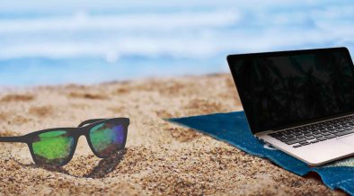 laptop-z-widokiem-na-morze-a-dane-na-widoku-dlaczego-praca-z-plazy-moze-skonczyc-sie-wiekszym-stresem-niz-powrot-z-urlopu